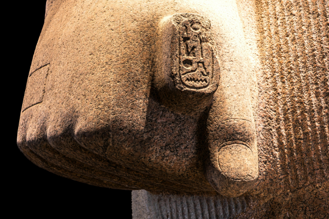 escultura egipcia detalle